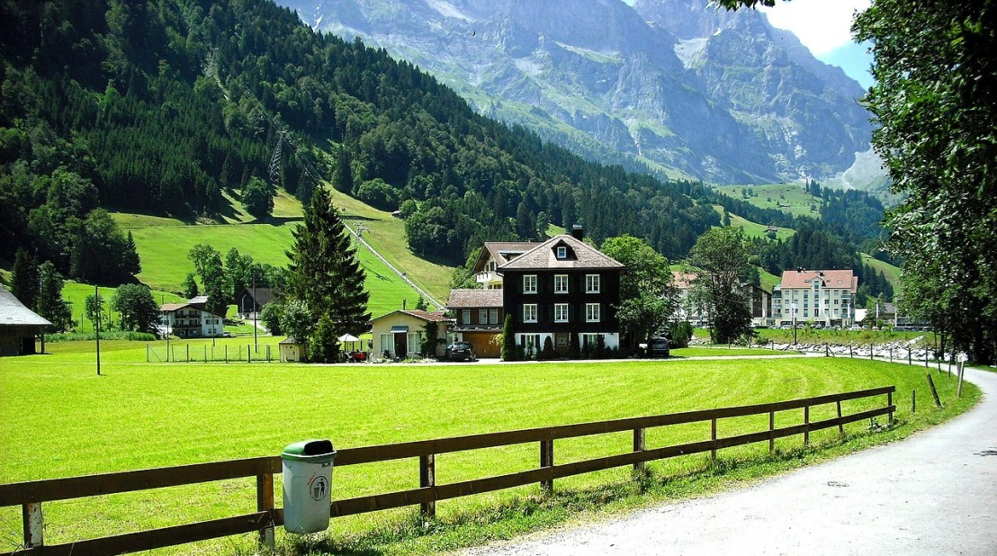 suisse-road-through-village-363359_1280_2